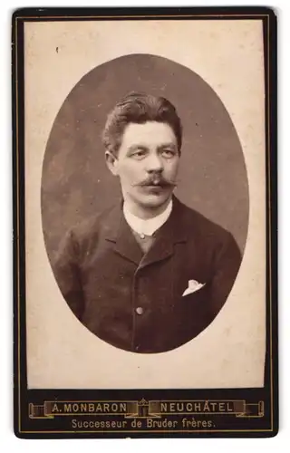 Fotografie A. Montbaron, Neuchatel, 17 rue de l'Hopital, Portrait Herr mit Schnauzbart trägt Jacket mit Einstecktuch