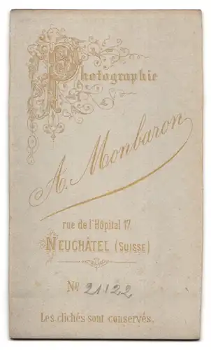 Fotografie A. Montbatron, Neuchatel, 17 rue de l'Hopital, Portrait junger Herr mit Scheitel und Schnauzbart