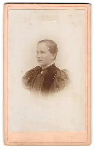 Fotografie Theodor Matti, Ermatingen, Portrait junge Dame mit Brosche trägt Oberteil mit Puffärmeln
