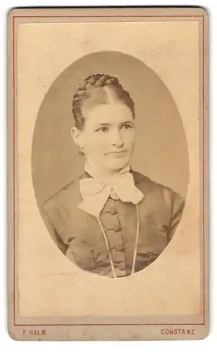 Fotografie F. Halm, Constanz, Augustinerstr. 590, Portrait junge Dame mit Ohrringen & geflochtenem Haar