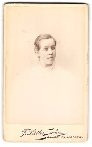 Fotografie Franz Lüthi Sohn, Feldle / St. Gallen, Portrait junge blonde Dame trägt weisses Oberteil