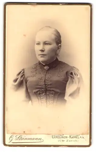 Fotografie G. Steinmann, Uerzlikon-Kappel A/A., Portrait Blonde Dame mit Brosche im Sonntagskleid