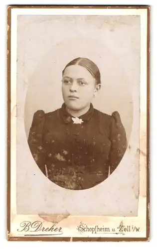 Fotografie B. Dreher, Schopfheim i. W., Portrait junge Brünette Dame mit Brosche in Blattform
