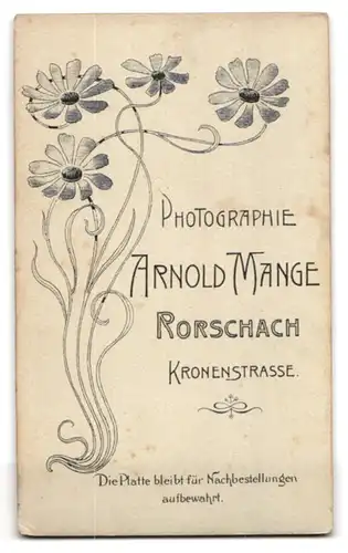 Fotografie Arnold Mange, Rorschach, Kronenstrasse, baby im schwarzen Kleidchen auf Decke sitzend
