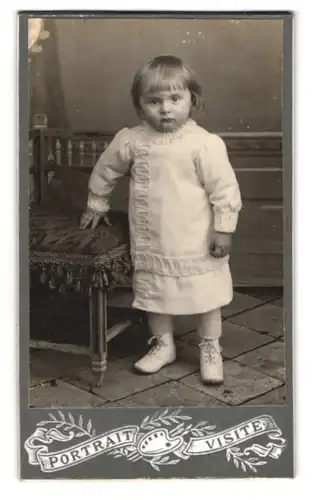 Fotografie Portrait Visite, Ort unbekannt, Mädchen im weissen Kleidchen & weissen Schuhen