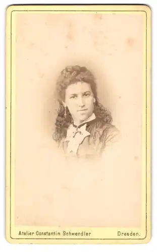 Fotografie Constantin Schwendler, Dresden, Sophienstr. 5, Portrait Marie Lange mit Kreuz-Anhänger & Ohrringen