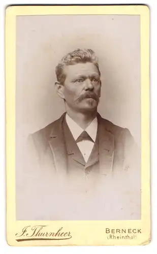 Fotografie Atelier Thurnheer, Berneck / Rheinthal, Portrait betagter Herr mit Schnauzbart im Frack