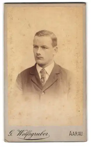 Fotografie G. Wolfsgruber, Aarau, Bahnhofstrasse 1160, Portrait Herr im Anzug mit Krawatte