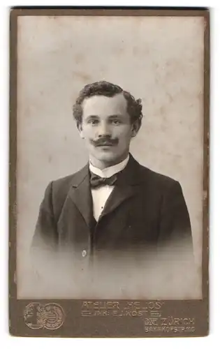 Fotografie Atelier Helios Inh. F.J. Köst, Zürich, Bahnhofstr. 110, Portrait junger Herr mit Schnauzbart im Frack