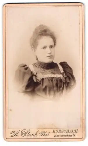 Fotografie A. Staub, Rorschach, Eisenbahnstr., Portrait junge Dame trägt Oberteil mit Puffärmeln