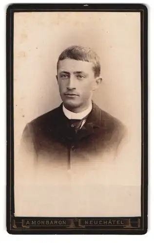 Fotografie A. Monbaron, Neuchatel, Portrait Bursche im Anzug mit Krawatte