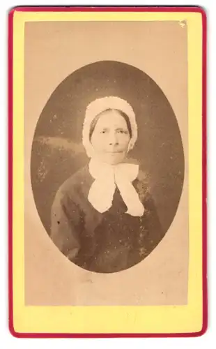 Fotografie Atelier Beluche, Montbrison / Loire, Boulevard de la Mairie, Portrait betagte Dame mit weisser Haube