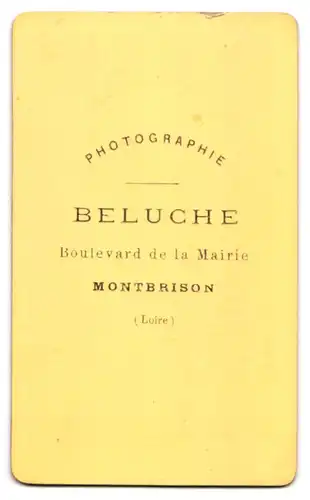 Fotografie Atelier Beluche, Montbrison / Loire, Boulevard de la Mairie, Portrait betagte Dame mit weisser Haube