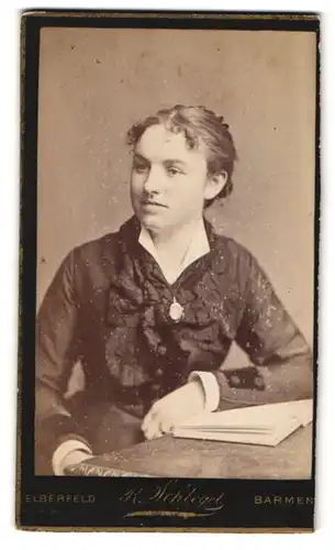 Fotografie R. Schlegel, Barmen, Portrait jjunge brünette Dame mit Halskette & Anhänger