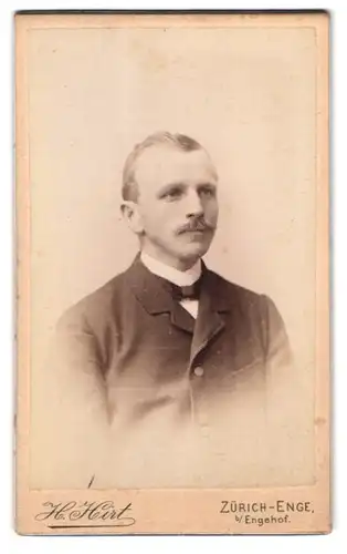 Fotografie Hans Hirt, Zürich-Enge, Bleicherwegplatz-Stockerstrasse 43, Portrait Schweizer Herr im Anzug