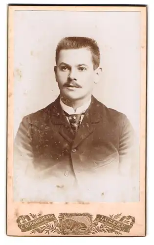 Fotografie Casp. Hirsbrunner, Luzern, Schwanenplatz, Portrait junger Herr im eleganten Anzug mit Krawatte