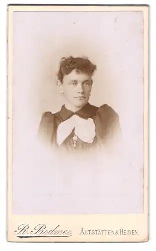 Fotografie R. Bodmer, Altstätten, Portrait hübsche junge Dame mit Ohrringen & Brosche