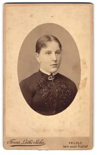 Fotografie Franz Lüthi Sohn, Feldle / St. Gallen, Portrait junge Dame im schwarzen Oberteil mit Ornament-Verzierung