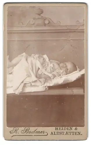 Fotografie R. Bodmer, Heiden, niedliches Baby im Taufkleid