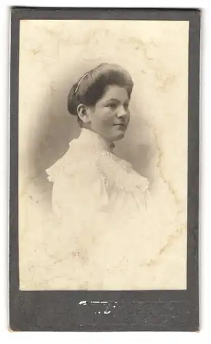 Fotografie Aug. Binder, Ebingen / Württemberg, Portrait junge Dame mit Dutt im festlichen weissen Kleid