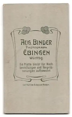 Fotografie Aug. Binder, Ebingen / Württemberg, Portrait junge Dame mit Dutt im festlichen weissen Kleid