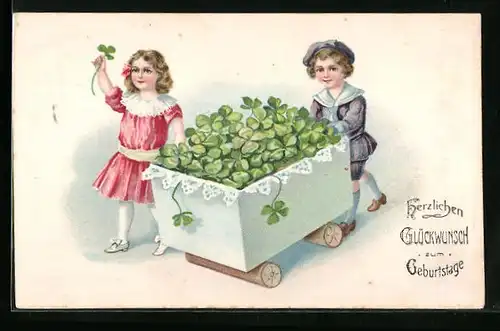 Präge-AK Kinderpaar mit einer Kiste Kleeblätter, Geburtstagsgruss