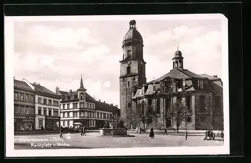 AK Waltershausen i. Thür., Marktplatz mit Geschäften und Kirche