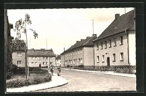 AK Salzwedel, Strasse Chüttlitzer Weg mit Kindern