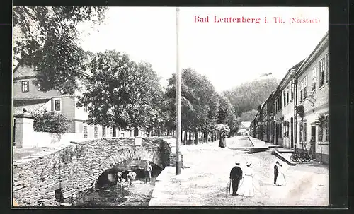 AK Bad Leutenberg i. Th. /Neustadt, Strassenpartie mit Gebäudeansicht