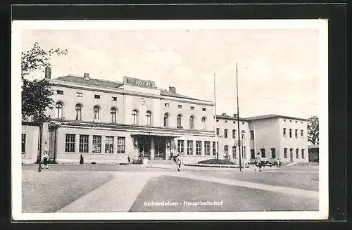 AK Aschersleben, Passanten vor dem Haupbahnhof