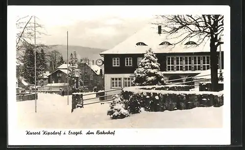 AK Kipsdorf /Erzgeb., Blick auf den Bahnhof im Schnee