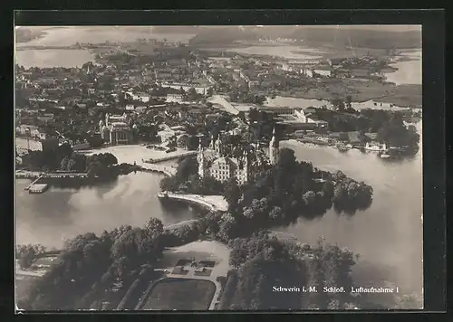 AK Schwerin i. M., Luftaufnahme des Schlosses umgeben von Wasser
