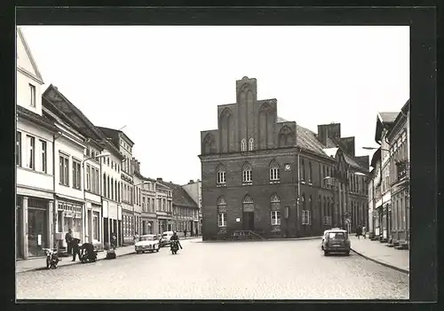 AK Parchim, Ernst-Thälmann-Platz mit Rathaus