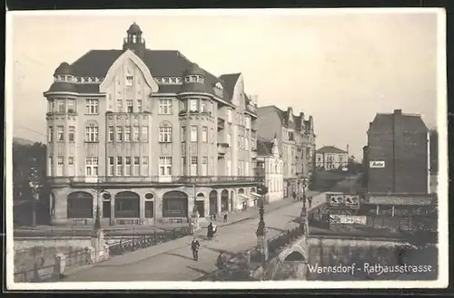 AK Warnsdorf / Varnsdorf, Passanten in der Rathausstrasse