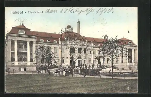 AK Karlsbad, Menschen vor dem Elisabethbad