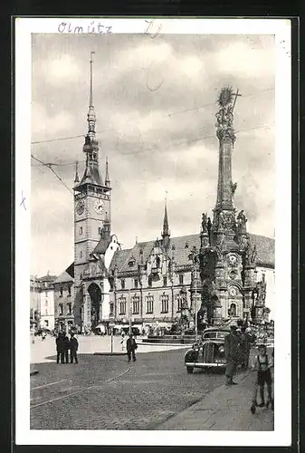 AK Olmütz, Rathaus mit Passanten und Oldtimer