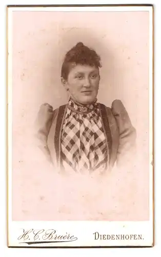 Fotografie H. C. Bruère, Diedenhofen, Frau mit kariertem Oberteil