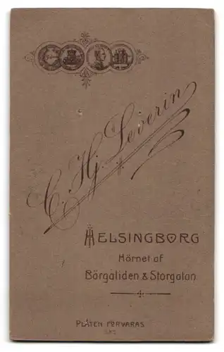 Fotografie Leverin, Helsingborg, Bärgaliden, Mädchen vor weisser Sitzbank