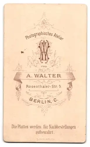 Fotografie A. Walter, Berlin, Rosenthaler Strasse 5, Dame im hochgeschlossenem Kleid