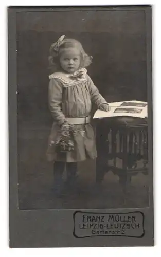 Fotografie Franz Müller, Leipzig-Leutzsch, Gartenstrasse 2, Mädchen mit Bilderbuch, 1914