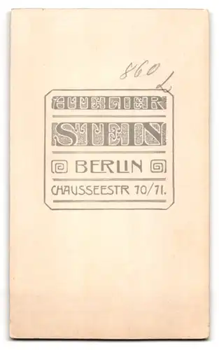 Fotografie Wilhelm Stein, Berlin, Chauseestrasse 70 /71, Schönes Mädchen mit Bibel