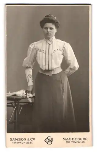 Fotografie Samson & Co., Magdeburg, Breiteweg 168, Junge Frau mit modischer Bluse