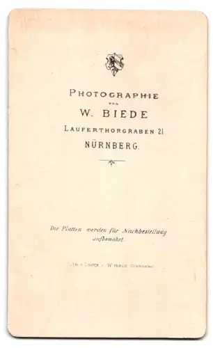 Fotografie W. Biede, Nürnberg, Lauferthorgraben 21, Mann mit Mantel und strengem Blick