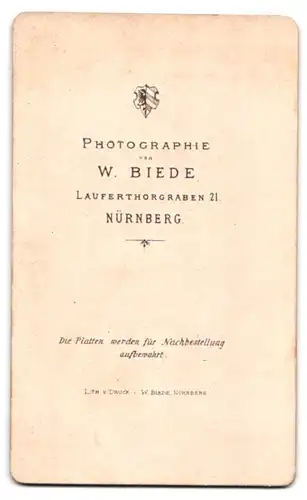 Fotografie W. Biede, Nürnberg, Lauferthorgraben 21, Frau mit kleinem Lächeln und Flechtfrisur