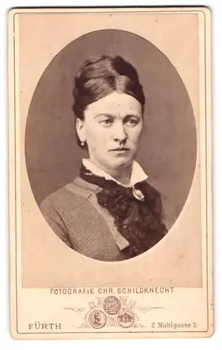 Fotografie Chr. Schildknecht, Fürth, Mühlgasse 2, Streng guckende Frau mit rüschiger Bluse