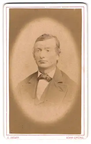 Fotografie C. Jaeger, Schw. Gmünd., Mann mit gegeelten Haaren und Anzug