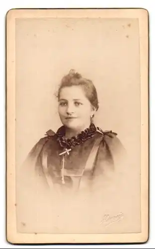 Fotografie A. Louvois, Lez-Bruxelles, Chaussee de Louvain, Frau mit Jesuskreuz und Rüschenkragen