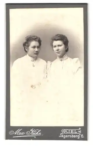 Fotografie Max Kühn, Kiel, Jägersberg 6, Zwei Frauen in Kleidern mit hochgesteckten Haaren und Medallion