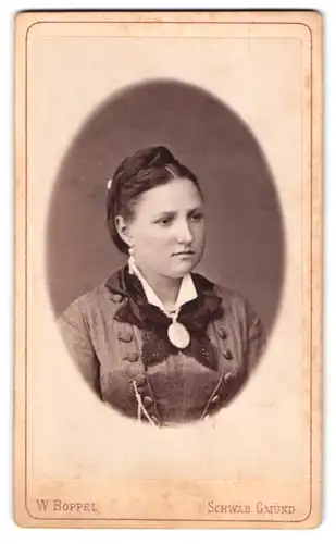 Fotografie W. Boppel, Schwab. Gmünd, Dame mit rundem Gesicht, grosser Schleife, Medallion