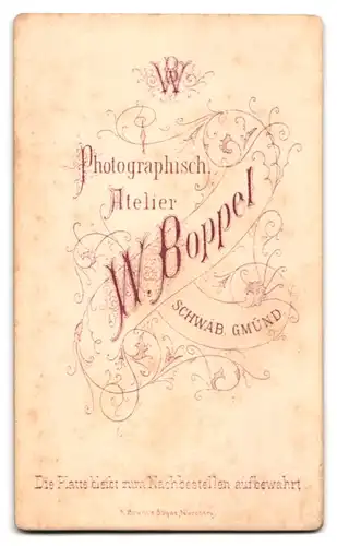 Fotografie W. Boppel, Schwab. Gmünd, Dame mit rundem Gesicht, grosser Schleife, Medallion